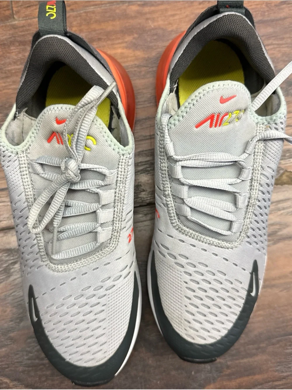 Nike Air Max 270 Wolf Grey Bright Crimson White Size 7y<<<<<412>>>>>>